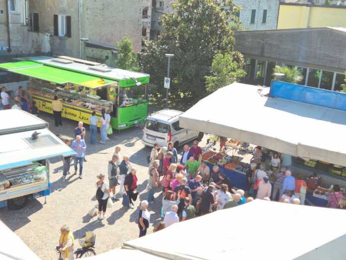 2dervio-mercato-centro-piazza-municipio-20250917 Mercato centro Dervio