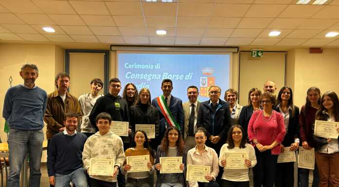 Bosisio Parini premia gli studenti eccellenti con le borse di studio Gli studenti meritevoli di Bosisio Parini che hanno ricevuto la borsa di studio dall'Amministrazione comunale