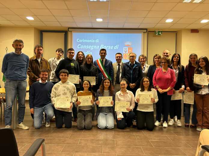 Bosisio Parini borse studio 2025 (7) Gli studenti meritevoli di Bosisio Parini che hanno ricevuto la borsa di studio dall'Amministrazione comunale