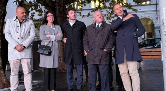 Vincenzo De Luca in visita a Lecco per sostenere la ricandidatura di Gattinoni