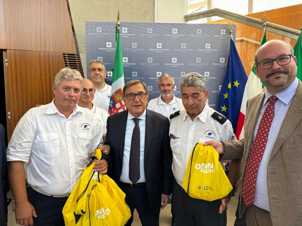 I rappresentanti della Guardia Costiera, con l'assessore La Russa (al centro) e il consigliere regionale Zamperini (primo a destra)