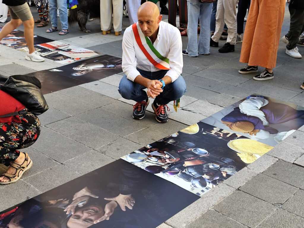Il sindaco di Lecco mentre osserva la immagini