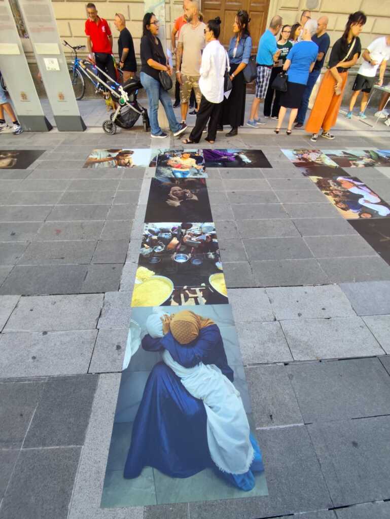 Il sindaco di Lecco mentre osserva la immagini