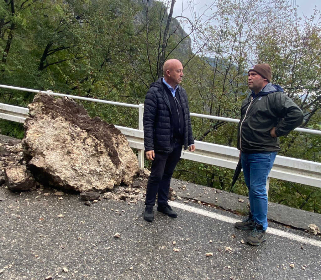 I sindaci di Morterone (a sinistra) e di Ballabio (a destra) sul luogo dello smottamento