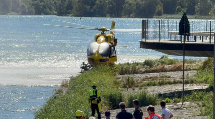 Olginate, 66enne in pericolo sul lago: intervento dell’elisoccorso L'intervento dei soccorsi con le prime cure prestate al 66enne. Dietro l'elisoccorso giunto da Bergamo