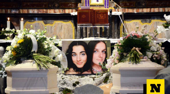 Lo straziante addio a Milena e Giorgia: “Vivremo con loro e per loro”