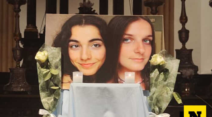 Lacrime e ricordi alla veglia per Giorgia e Milena: “Sarete per sempre”