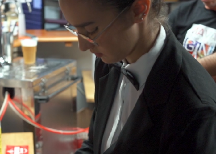 Una studentessa di sala-bar