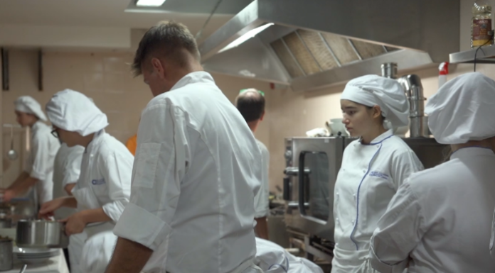 Scigalott 2025: prima festa rionale inclusiva per famiglie e ragazzi con autismo I ragazzi di Casargo in cucina