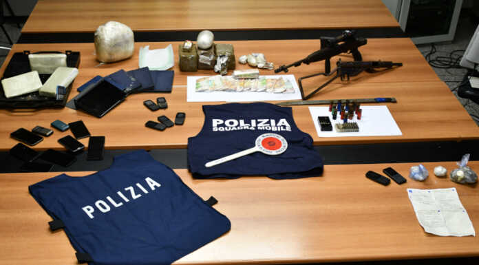 Fiumi di droga, armi e soldi: blitz anti-spaccio della Polizia tra Colico e Dorio