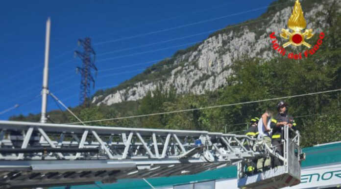 Frana SS36. Treno urta i massi sui binari: linea interrotta, attivati bus sostitutivi