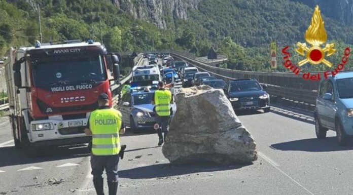 Frana SS36. C’è un altro masso a rischio caduta, circa tre giorni per la messa in sicurezza
