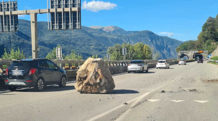 Tragedia sfiorata: grosso masso piomba sulla SS36 tra Lecco e Abbadia (direzione Nord)
