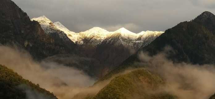 La neve fa capolino sulle cime premanesi