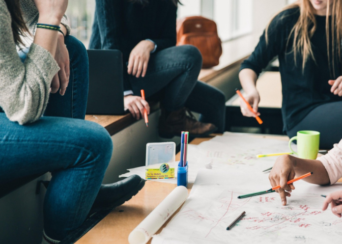 persone-studio-pixabay (Image by StockSnap from Pixabay)