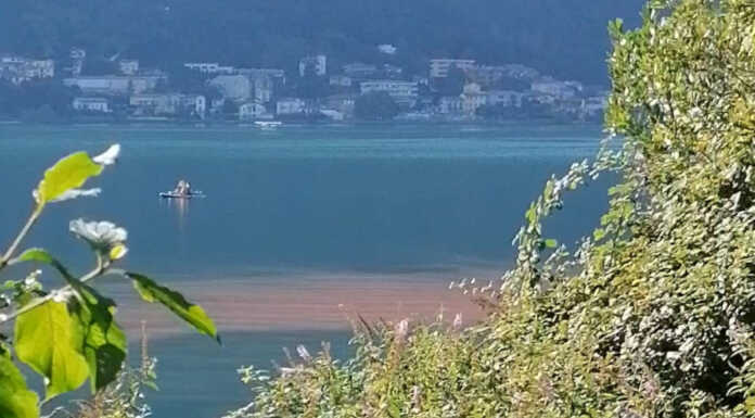 Rivabella, scarico sospetto nel lago. In posto VVF e Arpa sversamento lago