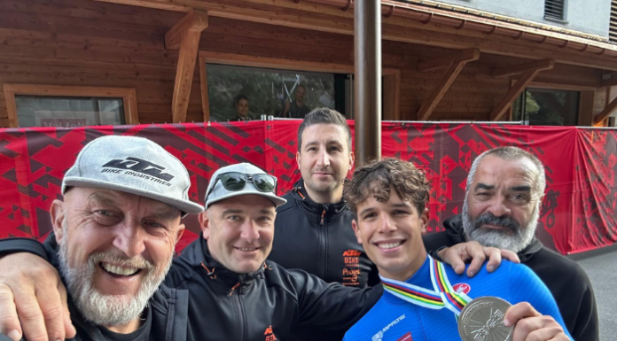 Mtb. Team Relay. Ettore Fabbro chiude d’argento ai Mondiali Ettore Fabbro e Staff