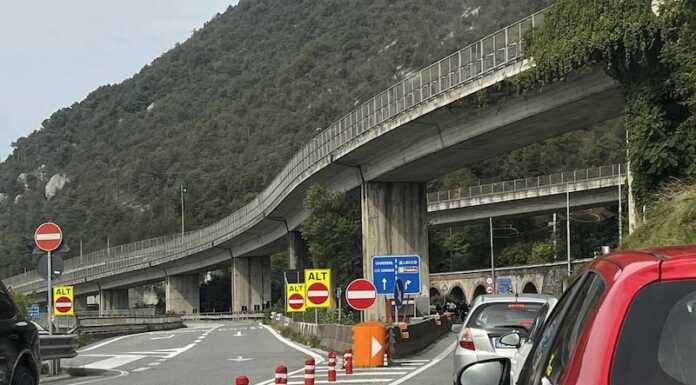 Frana sulla 36, chiusure ‘a singhiozzo’ per i disgaggi, disagi per il traffico in città