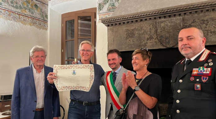 Varenna. Consegnata la Civica Benemerenza a Rick Steves Da sx Giorgio Lanfranconi, Rick Steves, Mauro Manzoni, la guida degli Operatori Turistici di Varenna e Perledo Nadia Lillia e il Comandante della Stazione dei Carabinieri di Bellano, Luogotenente CS Gennaro Cassano