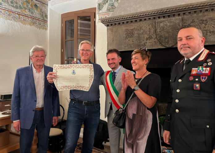 varenna-civica-benemerenza-rick-steves Da sx Giorgio Lanfranconi, Rick Steves, Mauro Manzoni, la guida degli Operatori Turistici di Varenna e Perledo Nadia Lillia e il Comandante della Stazione dei Carabinieri di Bellano, Luogotenente CS Gennaro Cassano
