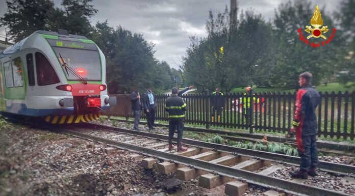 Maltempo. Voragine sotto le rotaie, i Vigili del Fuoco fermano un treno appena in tempo voragine binari bulciago