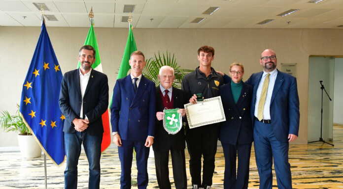 Andrea Panizza premiato a Palazzo Pirelli per l’oro mondiale nel canottaggio