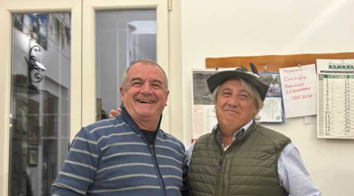 Il saluto degli Alpini di Galbiate al Comandante Bolis che va in pensione A sinistra l'ormai ex Comandante della Polizia Locale di Galbiate Danilo Bolis e il capogruppo degli Alpini Roberto Tentori