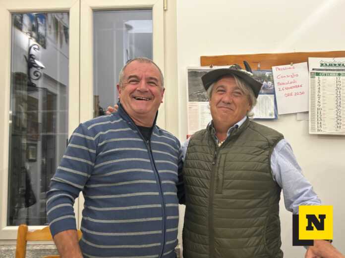 A sinistra l'ormai ex Comandante della Polizia Locale di Galbiate Danilo Bolis e il capogruppo degli Alpini Roberto Tentori