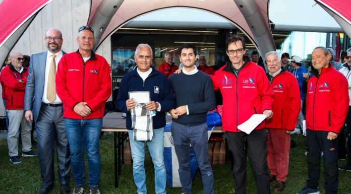 Vela. Guido Molinari fa tris all’Interlaghi Classica di Mandello: “Aria” domina ancora Guido Molinari premiato per la vittoria, la sua terza consecutiva all'Interlaghi Classica