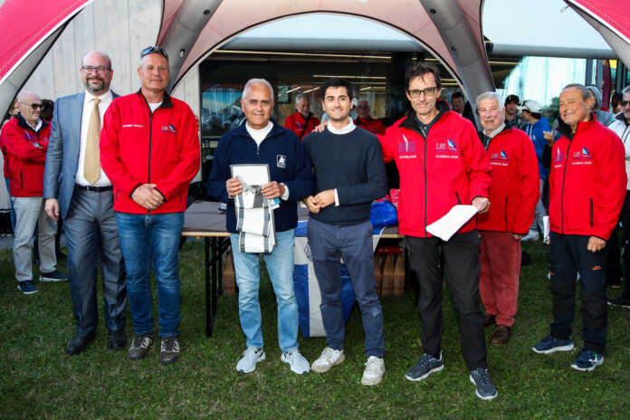 Guido Molinari premiato per la vittoria, la sua terza consecutiva all'Interlaghi Classica