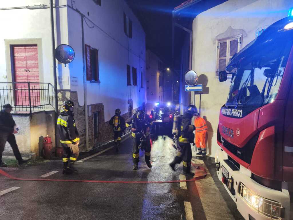 I Vigili del Fuoco al lavoro in via Campo a Merate