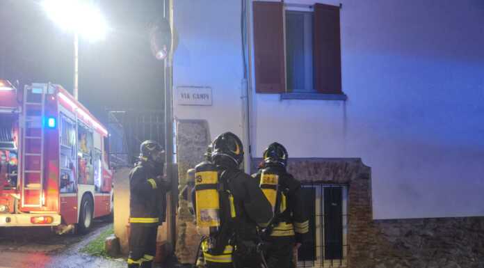 Incendio in via Campi a Merate, tetto in fiamme nella serata di mercoledì Merate Incendio Tetto Vigili del Fuoco 2025 (7)