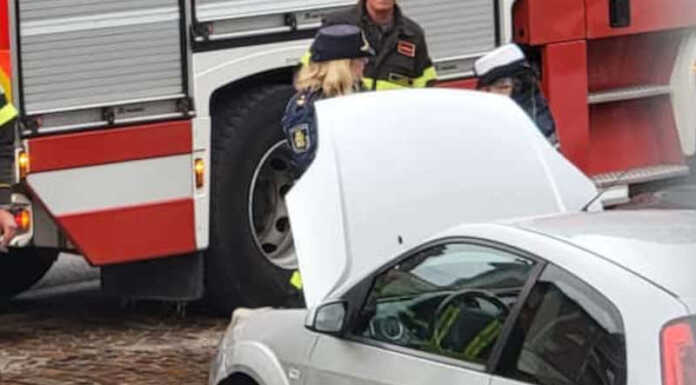 Auto in panne in zona ospedale: fumo dal cofano, intervengono i VVF auto ospedale lecco vigili del fuoco