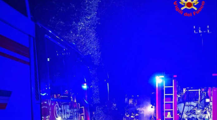 Auto in fiamme a Cesana Brianza, intervento dei pompieri domenica sera