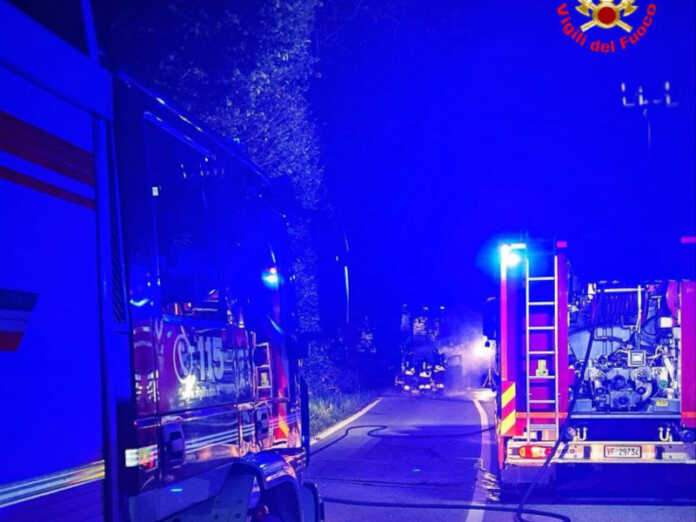auto in fiamme a cesana