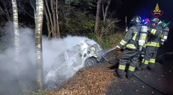 Cassina, auto esce di strada e prende fuoco. In corso le ricerche per risalire al proprietario