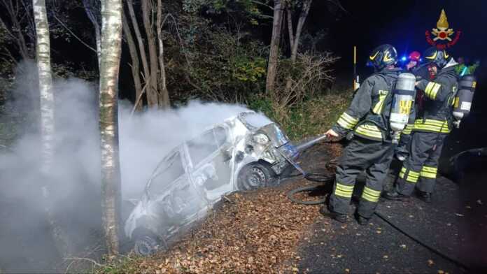 auto in fiamme_incendio_ cassina valsassina_25102025