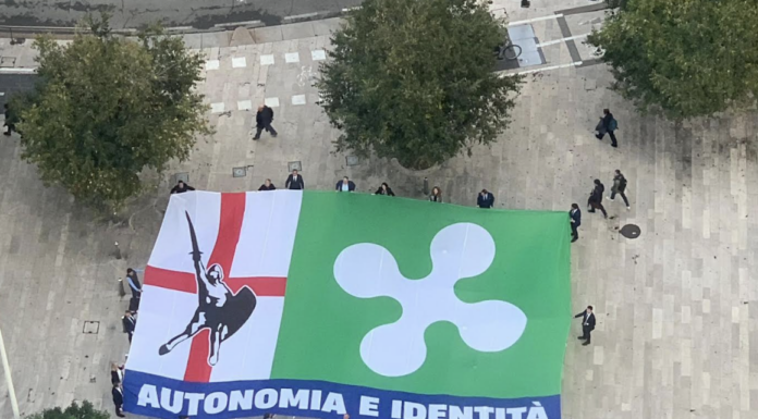Autonomia Lombardia, flash mob della Lega davanti al Pirellone