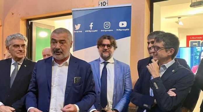 Elezioni 2026, in tanti in piazza per Filippo Boscagli: “Lecco vuole cambiare”