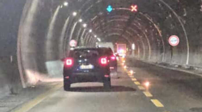 SS36. Camion fermo nella galleria Somana (Mandello), code verso Sondrio