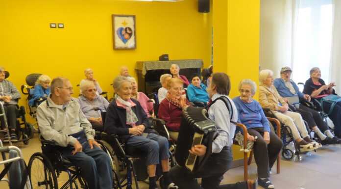 Un pomeriggio in musica alla Rsa Borsieri con Gabriele e i suoi amici