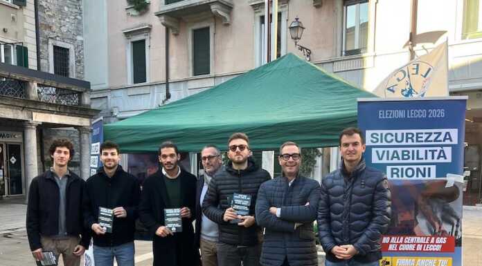 Teleriscaldamento, alla raccolta firme contro la centrale al Caleotto anche…il presidente di Acinque Energia gazebo lega raccolta firme