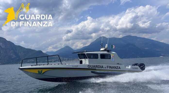 Sfreccia sul lago a 100 km/h con il motoscafo: fermato e multato dalla Guardia di Finanza