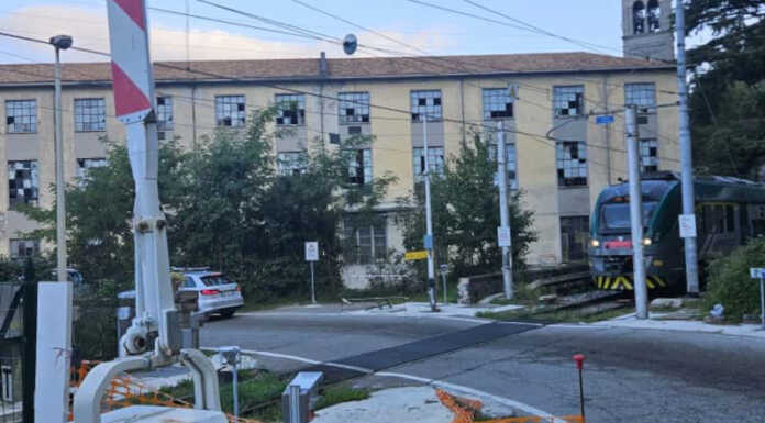 Guasto al passaggio a livello, caos a Bellano: auto bloccate e problemi sulla linea ferroviaria