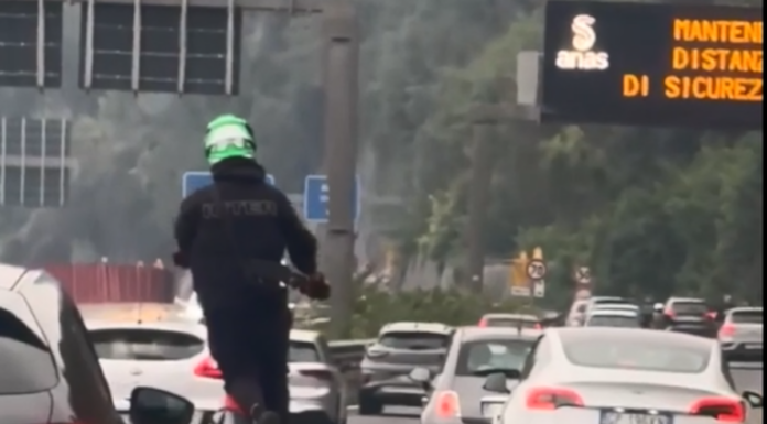 Pericolose acrobazie in moto, il video del biker sulla SS36