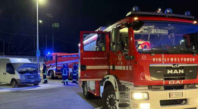 Calolzio. Principio d’incendio nel vano motore di un furgone