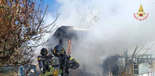 In fiamme un capanno agricolo, intervento dei Vigili del Fuoco a Bosisio Parini