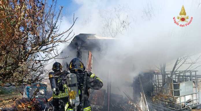 In fiamme un capanno agricolo, intervento dei Vigili del Fuoco a Bosisio Parini