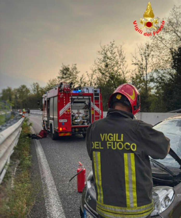 incidente-ss36-mandello-auto-contro-ostacolo-vigili-del-fuoco-202501014 Incidente ss36 mandello vigili del fuoco auto contro ostacolo