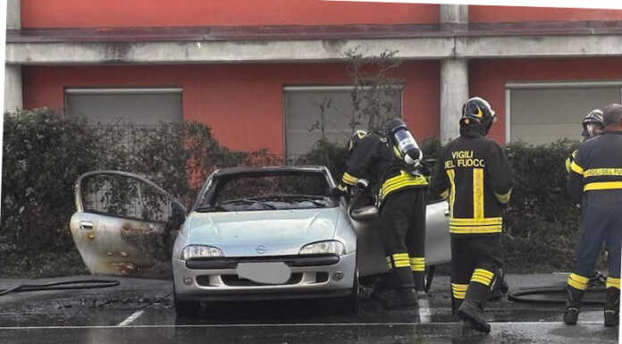 Castello, auto in fiamme in via Mentana, intervento dei Vigili del Fuoco
